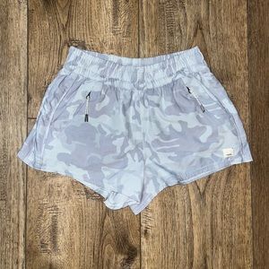 Vuori Dash Short in Pale Grey Camo Size XS